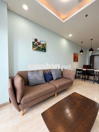 Cho thuê căn hộ 2 phòng ngủ Monarchy, tầng cao, full nội thất