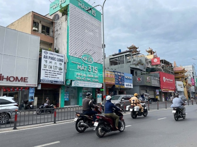 Bán nhà mặt tiền đường Hoàng Văn Thụ, vị trí đẹp 