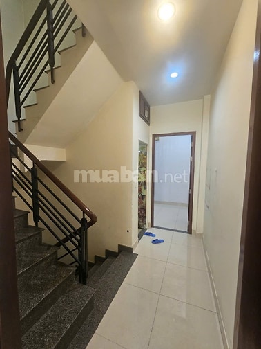 Cho thuê nhà nguyên căn, 1 trệt 2 lầu, 1 sân thương, diện tích 44 m2,