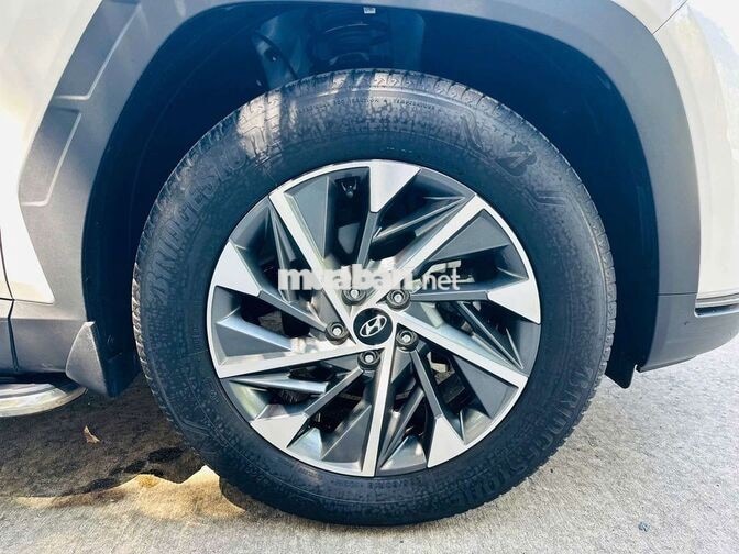 Hyundai Tucson 2.0 ĐB chạy 1 vạn 8 km