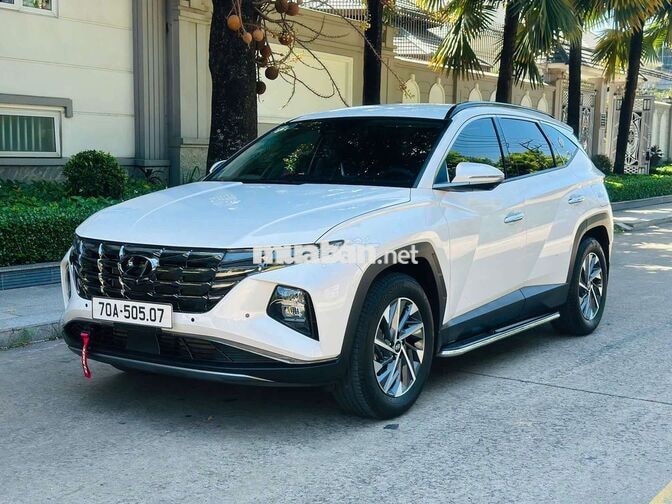 Hyundai Tucson 2.0 ĐB chạy 1 vạn 8 km