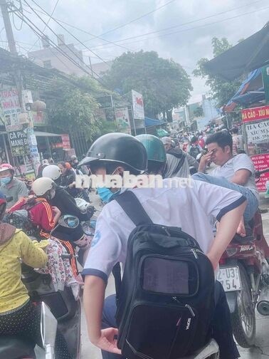 nhà mặt tiền cách trường học 50 m