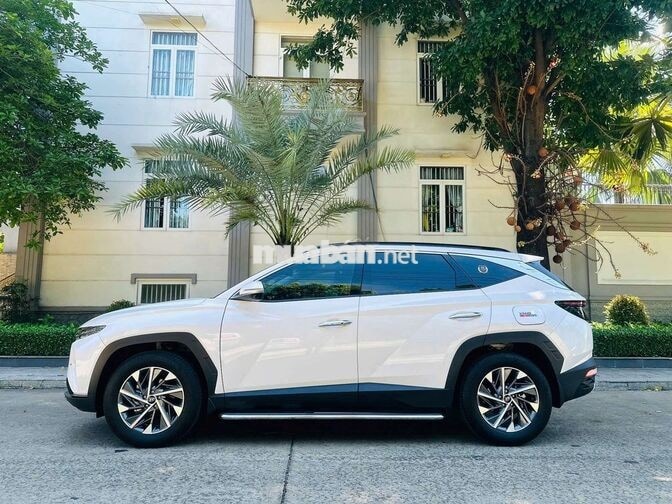 Hyundai Tucson 2.0 ĐB chạy 1 vạn 8 km