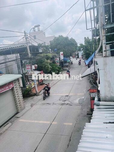 nhà mặt tiền cách trường học 50 m