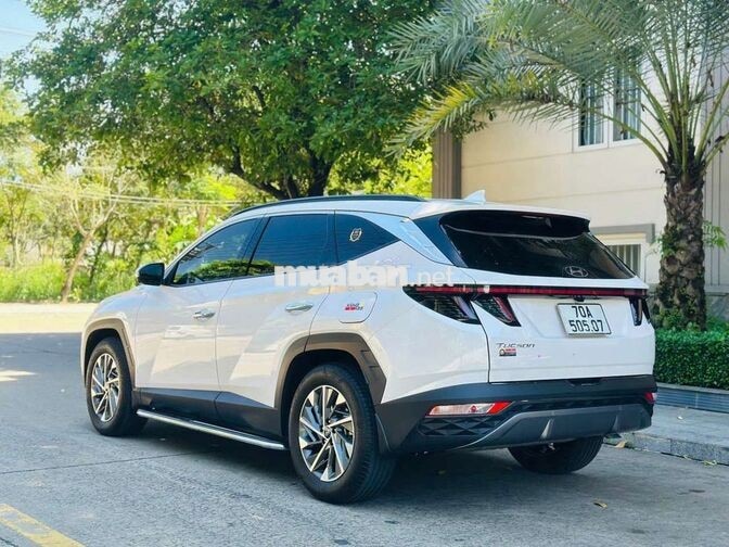 Hyundai Tucson 2.0 ĐB chạy 1 vạn 8 km