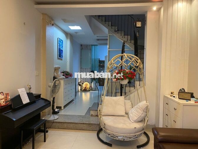 Phòng mới - ban công - cửa kính, gần Ngã 4 Thủ Đức, Metro, giờ tự do