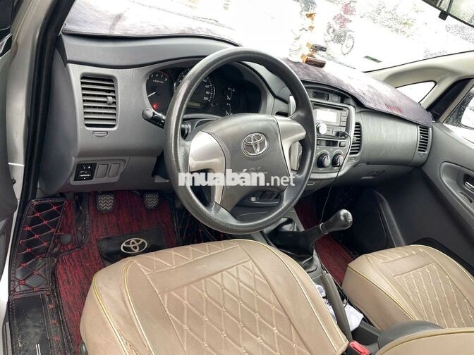 Toyota Innova 2013 2.0E Bạc 7 chỗ