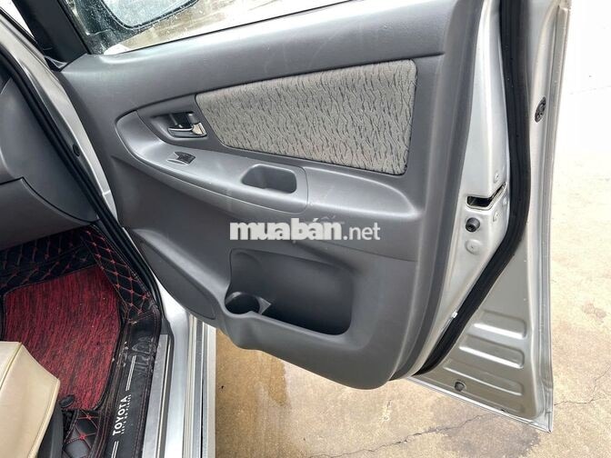 Toyota Innova 2013 2.0E Bạc 7 chỗ