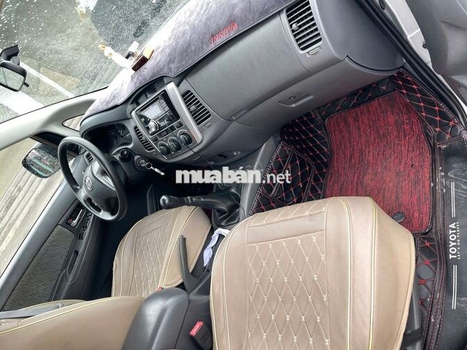 Toyota Innova 2013 2.0E Bạc 7 chỗ