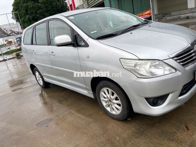 Toyota Innova 2013 2.0E Bạc 7 chỗ