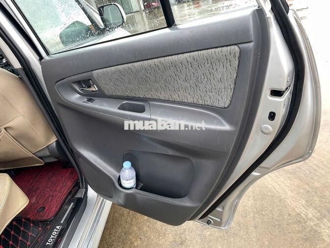 Toyota Innova 2013 2.0E Bạc 7 chỗ
