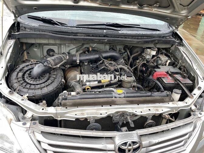 Toyota Innova 2013 2.0E Bạc 7 chỗ