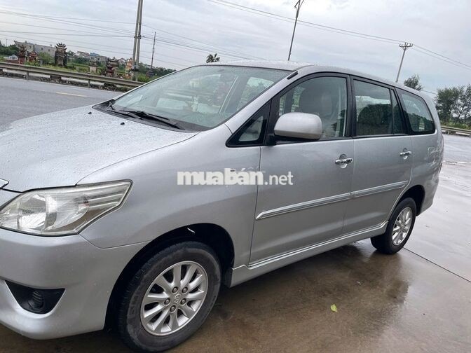 Toyota Innova 2013 2.0E Bạc 7 chỗ