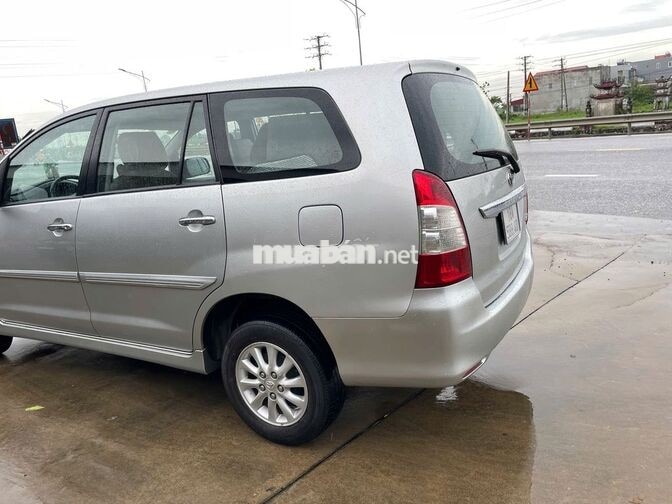 Toyota Innova 2013 2.0E Bạc 7 chỗ