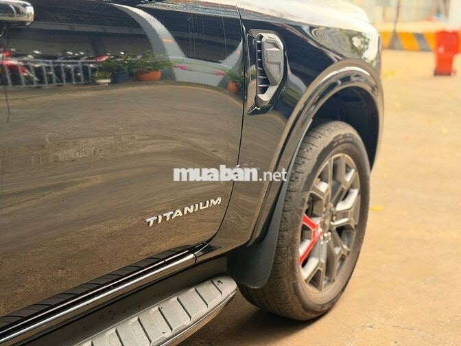 FORD EVEREST TITANIUM 2024 ĐEN lướt 12.000km