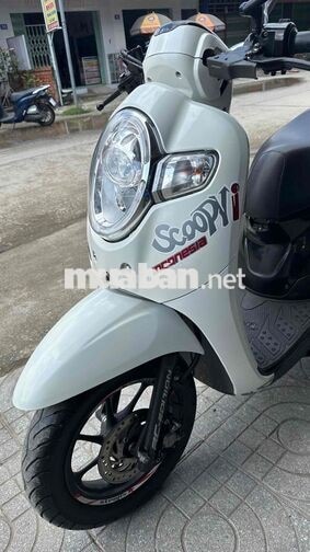 Honda Scoopy 2018 màu trắng đen ( hỗ trợ góp )