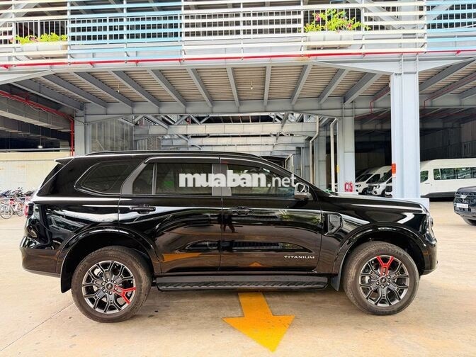 FORD EVEREST TITANIUM 2024 ĐEN lướt 12.000km
