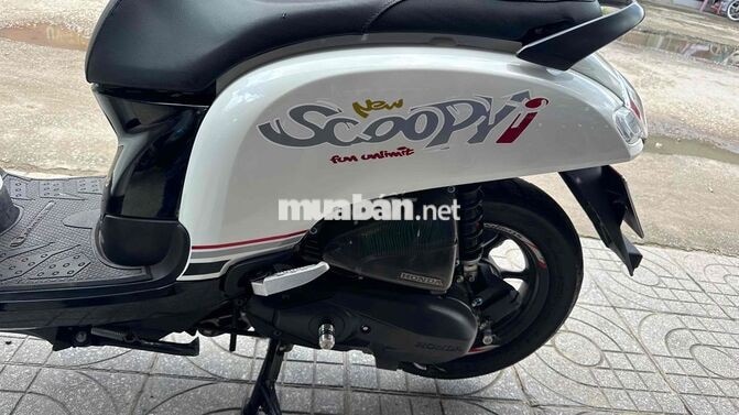 Honda Scoopy 2018 màu trắng đen ( hỗ trợ góp )