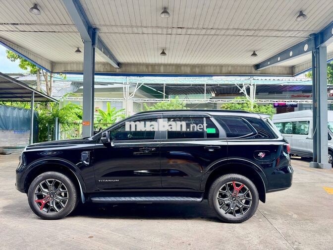 FORD EVEREST TITANIUM 2024 ĐEN lướt 12.000km