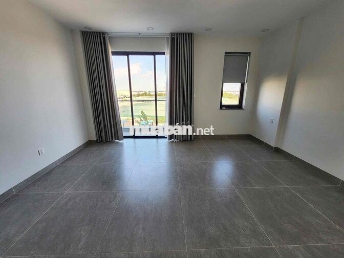 Cho thuê nhà nguyên căn kế chung cư Q7 Riverside. Mặt tiền ô tô có hầm