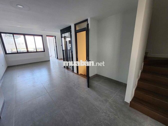 Cho thuê nhà nguyên căn kế chung cư Q7 Riverside. Mặt tiền ô tô có hầm