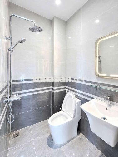 Nhà mới 3 tầng 4 phòng ngủ sổ hồng riêng ở quận 7 ngay trung tâm.