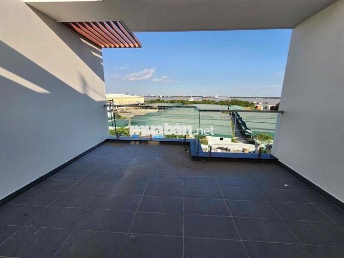 Cho thuê nhà nguyên căn kế chung cư Q7 Riverside. Mặt tiền ô tô có hầm