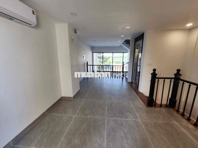Cho thuê nhà nguyên căn kế chung cư Q7 Riverside. Mặt tiền ô tô có hầm