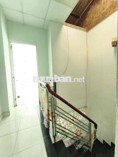 nhà đẹp đ 53 /1 lầu 2pn2wc hẻm ba gác có sân rộng