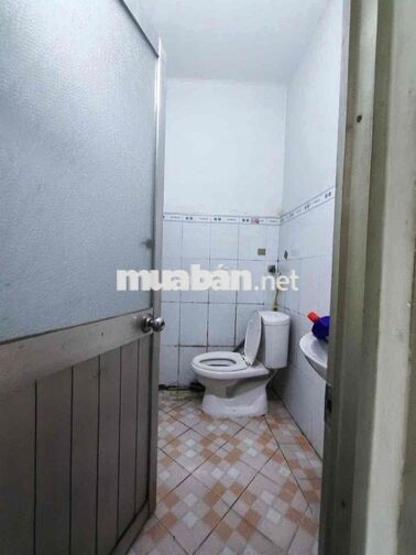nhà đẹp đ 53 /1 lầu 2pn2wc hẻm ba gác có sân rộng