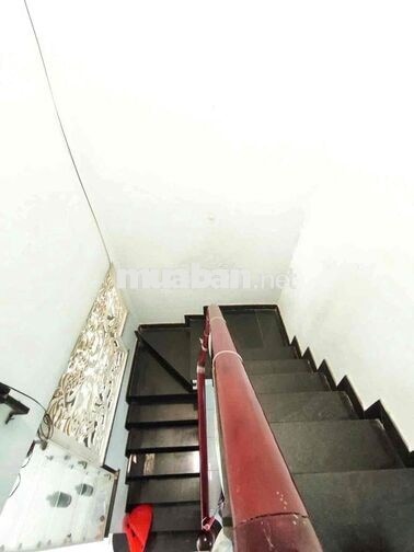 nhà đẹp đ 53 /1 lầu 2pn2wc hẻm ba gác có sân rộng