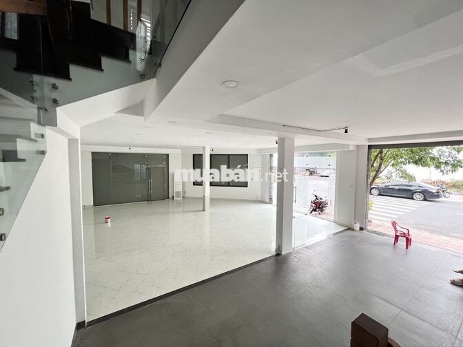 CHO THUÊ TOÀ NHÀ LÔ GÓC 3 TẦNG 600M2 KĐT HÀ QUANG 2 