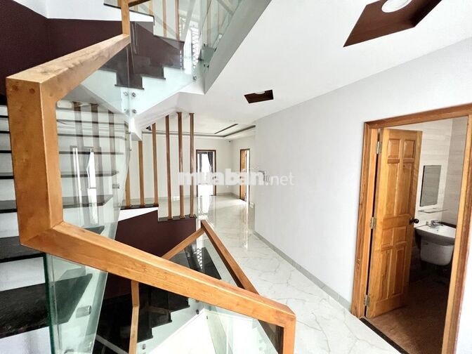 CHO THUÊ TOÀ NHÀ LÔ GÓC 3 TẦNG 600M2 KĐT HÀ QUANG 2 