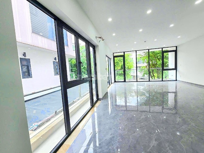 Cho thuê tòa nhà 1 hầm 4 tầng, Khu Đông Thủ Thiêm, 160m2, giá 65tr/th