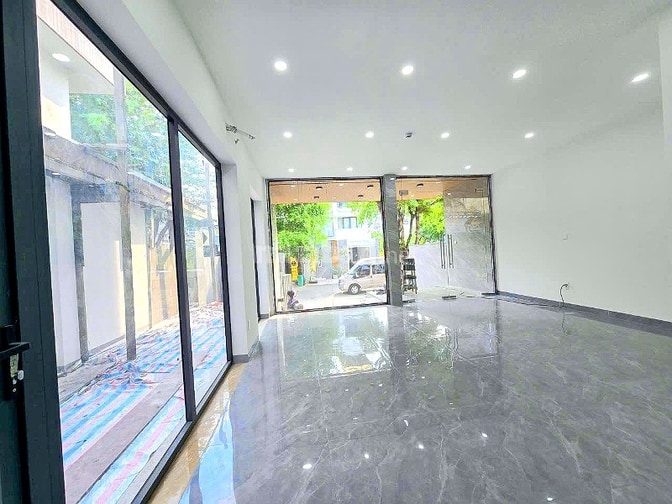 Cho thuê tòa nhà 1 hầm 4 tầng, Khu Đông Thủ Thiêm, 160m2, giá 65tr/th