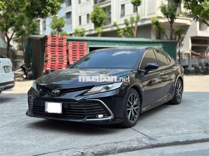 Camry 2.0Q đen  2022 8 vạn hơn