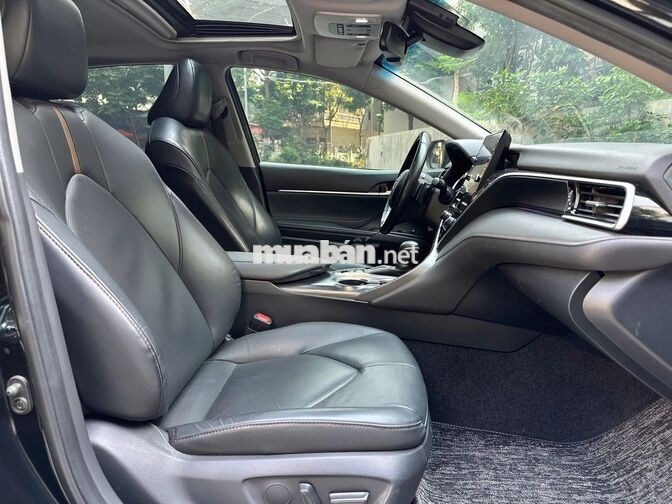 Camry 2.0Q đen  2022 8 vạn hơn