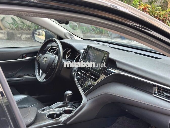 Camry 2.0Q đen  2022 8 vạn hơn