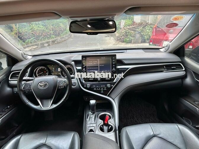 Camry 2.0Q đen  2022 8 vạn hơn