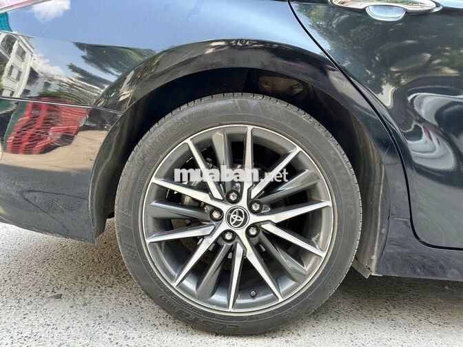 Camry 2.0Q đen  2022 8 vạn hơn