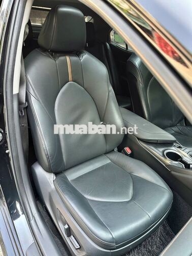 Camry 2.0Q đen  2022 8 vạn hơn