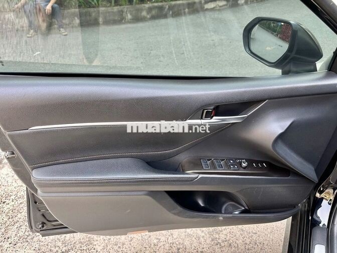 Camry 2.0Q đen  2022 8 vạn hơn