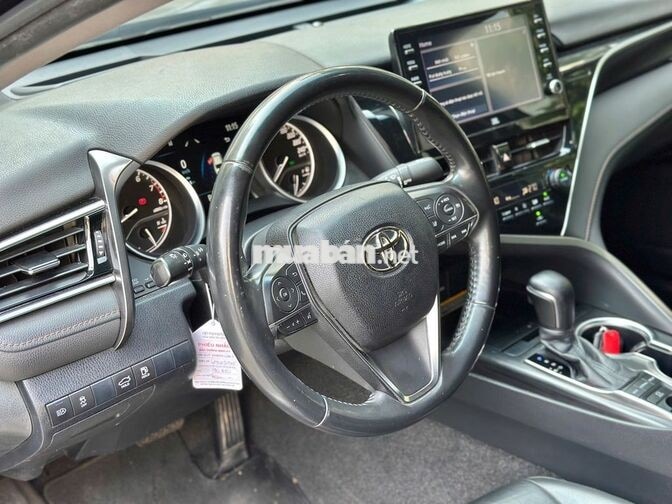 Camry 2.0Q đen  2022 8 vạn hơn