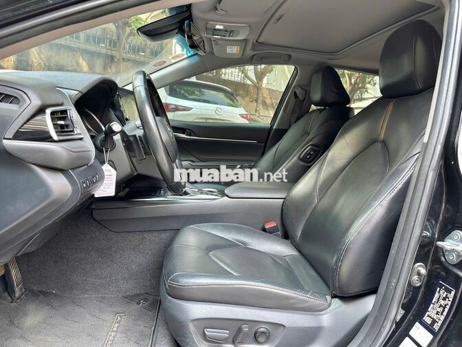 Camry 2.0Q đen  2022 8 vạn hơn