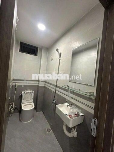 Nhà 2 tầng, DT 4x10, Ngay Phan Xích Long, 15 triệu.