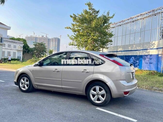 Ford Focus Hatchback Vàng cát 5 chỗ