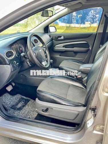 Ford Focus Hatchback Vàng cát 5 chỗ