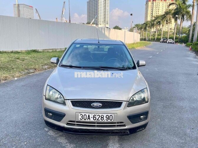 Ford Focus Hatchback Vàng cát 5 chỗ