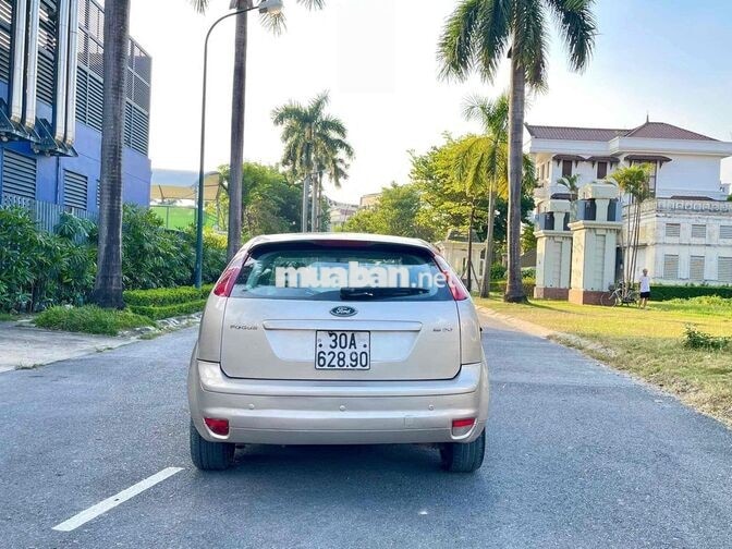 Ford Focus Hatchback Vàng cát 5 chỗ