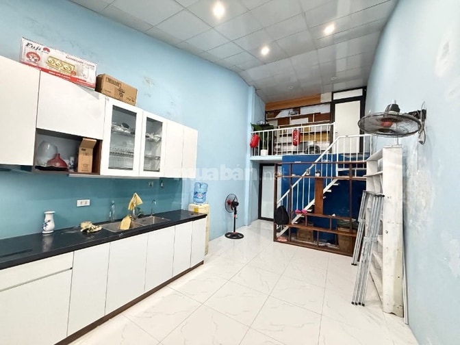 Cho thuê nhà Khuyến Lương Lĩnh Nam, ngõ 3 gác, 2 ngủ 2 vs có sân để xe
